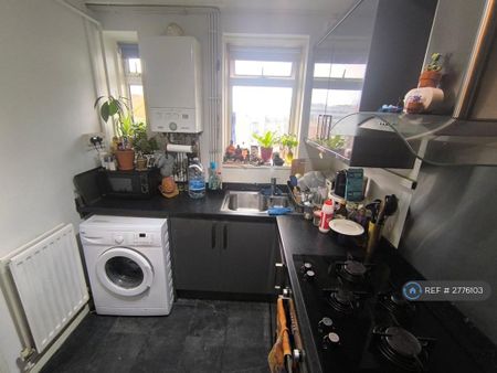 1 bedroom in a flat share to rent - Photo 2