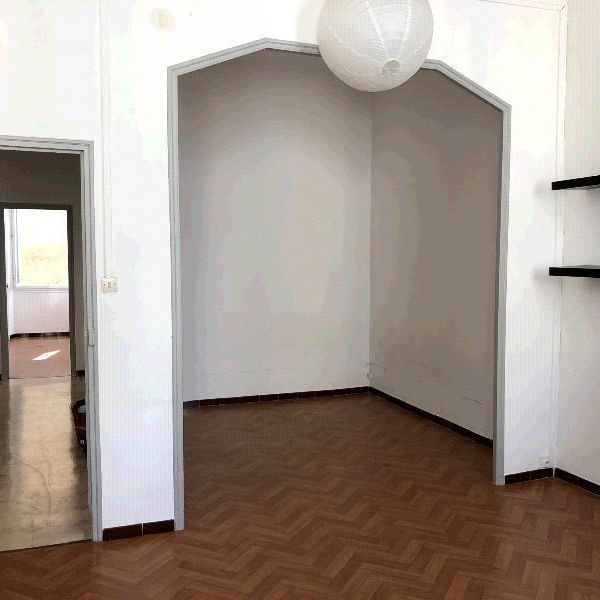 Appartement 2 pièces 65m2 MARSEILLE 1ER 770 euros - Photo 1