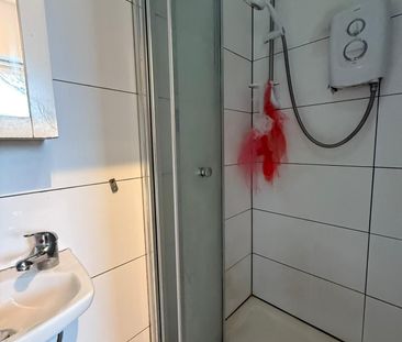 Self contained studio flat close to ilford town center- £950 pcm - Photo 3