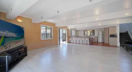 Spacious Family Home - Photo 2