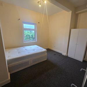 1 Bed Flat, Brownhill Road, SE6 - Photo 2