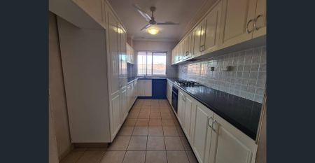 GREAT LOCATION 3 BEDROOMS + SUNROOM - Photo 2