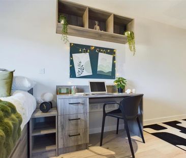 1 bedroom in a flat share to rent - Photo 2