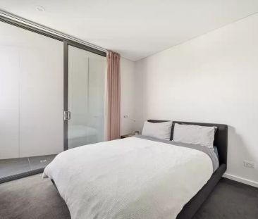 Generous tri-balcony apartment with study nook - Photo 3