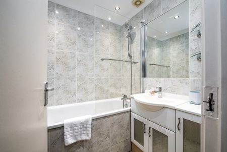 Flat 18 Raynham House, Harpley Square, London E1 4EB, UK, London - Photo 3