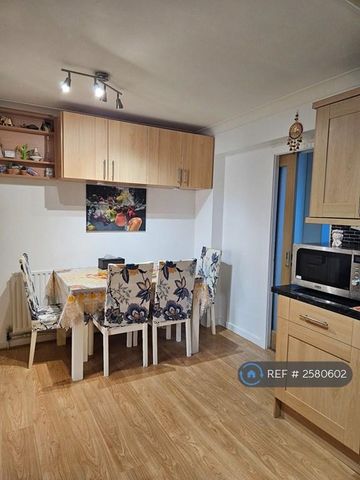 4 bedroom end of terrace house to rent - Photo 4