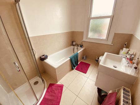 1 bedroom in a house share to rent - Photo 2