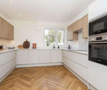 Beautifully refurbished, this impressive five-bedroom detached fami... - Photo 6