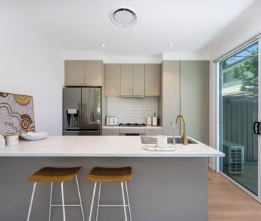 Newly Built Villa With Beautiful Rear Yard - Photo 3