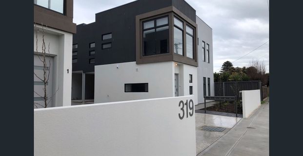 Modern 3 bedroom townhouse perfect summer location! - Photo 1