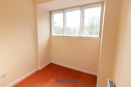 3 Bedroom Maisonette - Photo 2