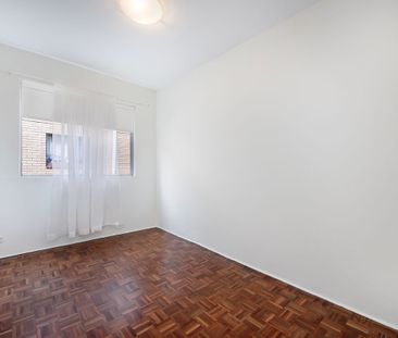 Neat & Cosy apartment close to parklands - Photo 2
