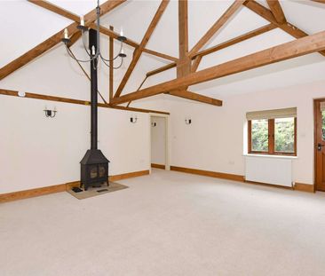 Converted stables in country estate setting with views over fields - Photo 3