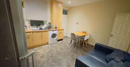 Room 4, Knowle Road, Burley, Leeds, LS4 2PJ - Photo 5