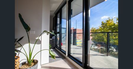 Stylish & Spacious | Prime South Yarra Location Next to Chapel Street! - Photo 5