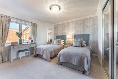 Lewis Carroll Lodge, Cheltenham, Gloucestershire - Photo 4