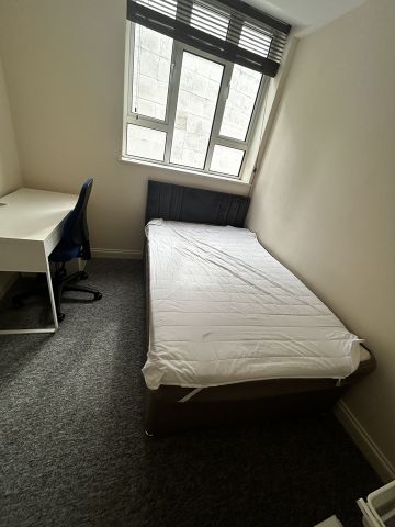 3 Bed Flat, Bond Street, BS1 - Photo 3