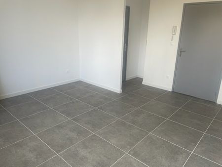Location Appartement 4 pièces 98m² LALLAING 59167 - Photo 3