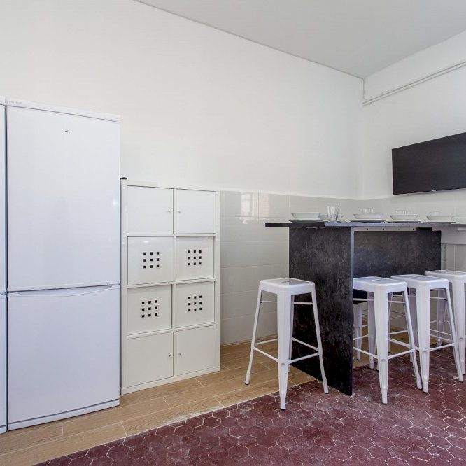 Room with balcony in Avenida Gran Vía Germanías - Photo 1