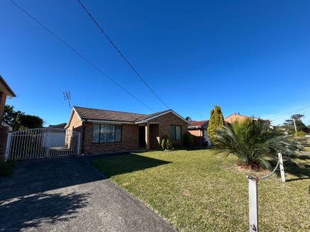 4 Bedroom - 2 Bathroom - Minutes Walk to Beach - Photo 2