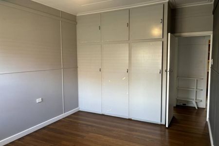 WELL PRESENTED FAMILY HOME CLOSE TO THE CBD! - Photo 2