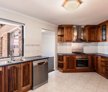 Spacious Family Home in a Prime Coastal Location - Photo 1