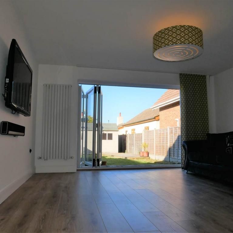 3 bedroom semi-detached house to rent - Photo 1