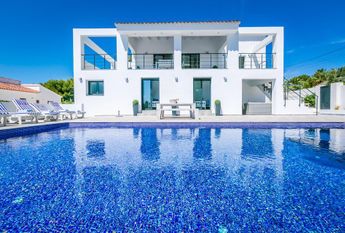 LONG-TERM RENTAL FROM SEPTEMBER 2026. Modern villa with pool and sea views for rent in Moraira.