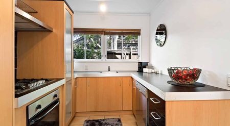 Sunny 3-Bedroom Townhouse - Photo 2