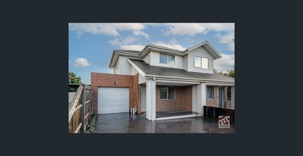 IMMACULATE TOWNHOUSE! - Photo 1