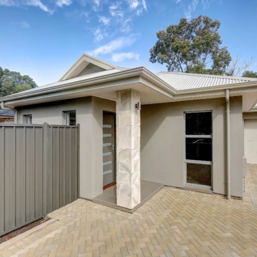 Contemporary courtyard home - Photo 1