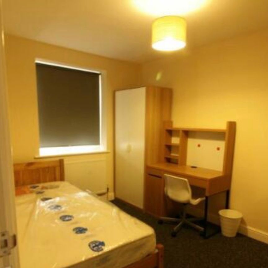 4 Bed Semi-Detached House, Dolphin Court, CV4 - Photo 1
