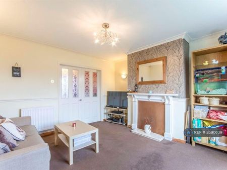 3 bedroom semi-detached house to rent - Photo 2