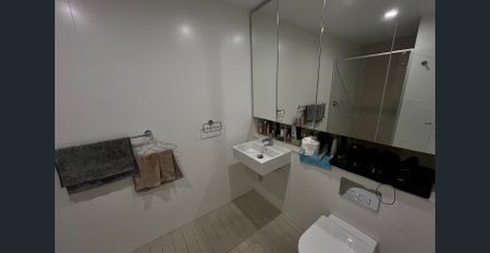 Rosebery | Modern 2-Bedroom Apartment in Prime Location - Photo 3
