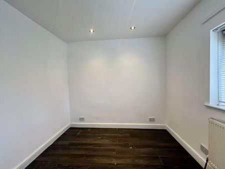 4 bedroom semi-detached house to rent - Photo 2