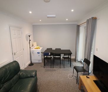 6 Bed Semi-Detached House, Arnold Road, SO17 - Photo 2