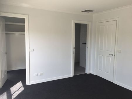 THREE BEDROOM HOME WITH DUCTED HEATING AND EVAPORATIVE COOLING! - Photo 2