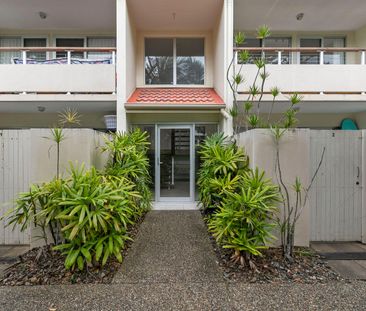 Convenient Top Floor Beachside Living - Photo 6