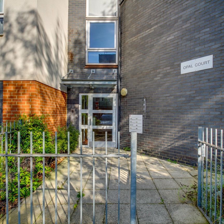 1 bed flat to rent in Drinkwater Road, Harrow - Photo 1