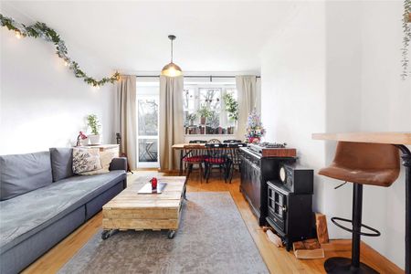 An immaculate three bedroom flat offering bright and airy living space ideally located close to transport links. - Photo 3