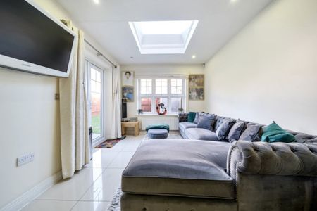 4 bedroom semi-detached house to rent - Photo 3