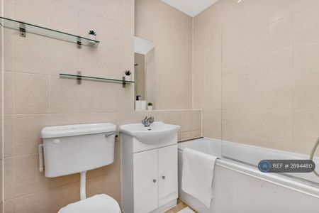4 bedroom semi-detached house to rent - Photo 3