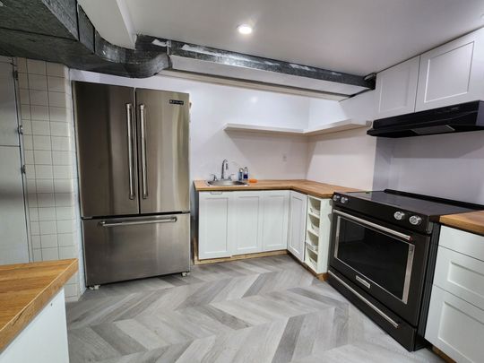 For Lease - 12 Leavenworth Crescent, Toronto, Ontario - Photo 1