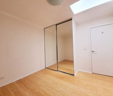 Contemporary Apartment in a Charming Period Building - Photo 4