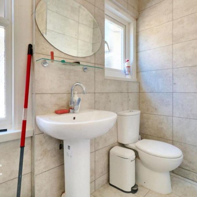 1 bedroom in a flat share to rent - Photo 1