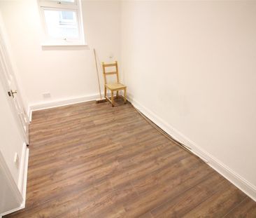 Madeley Road, London - Photo 2