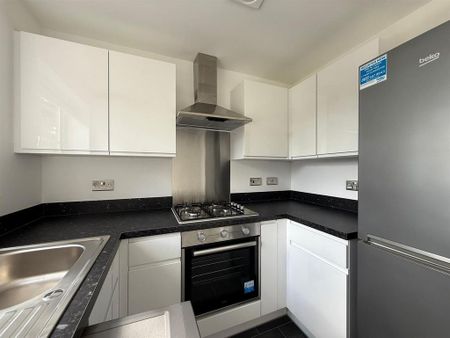 3 bedroom semi-detached house to rent - Photo 5