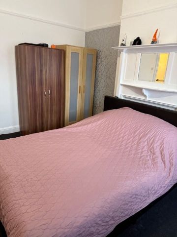 2 Bed Flat, Eastern Avenue, IG2 - Photo 4