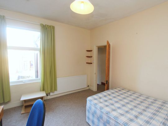 Terraced House to rent on - Photo 1