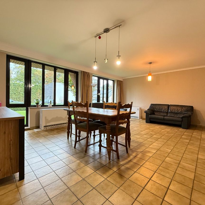 Ruim drie-slaapkamerappartement met garagebox in centrum Tielt! - Foto 1